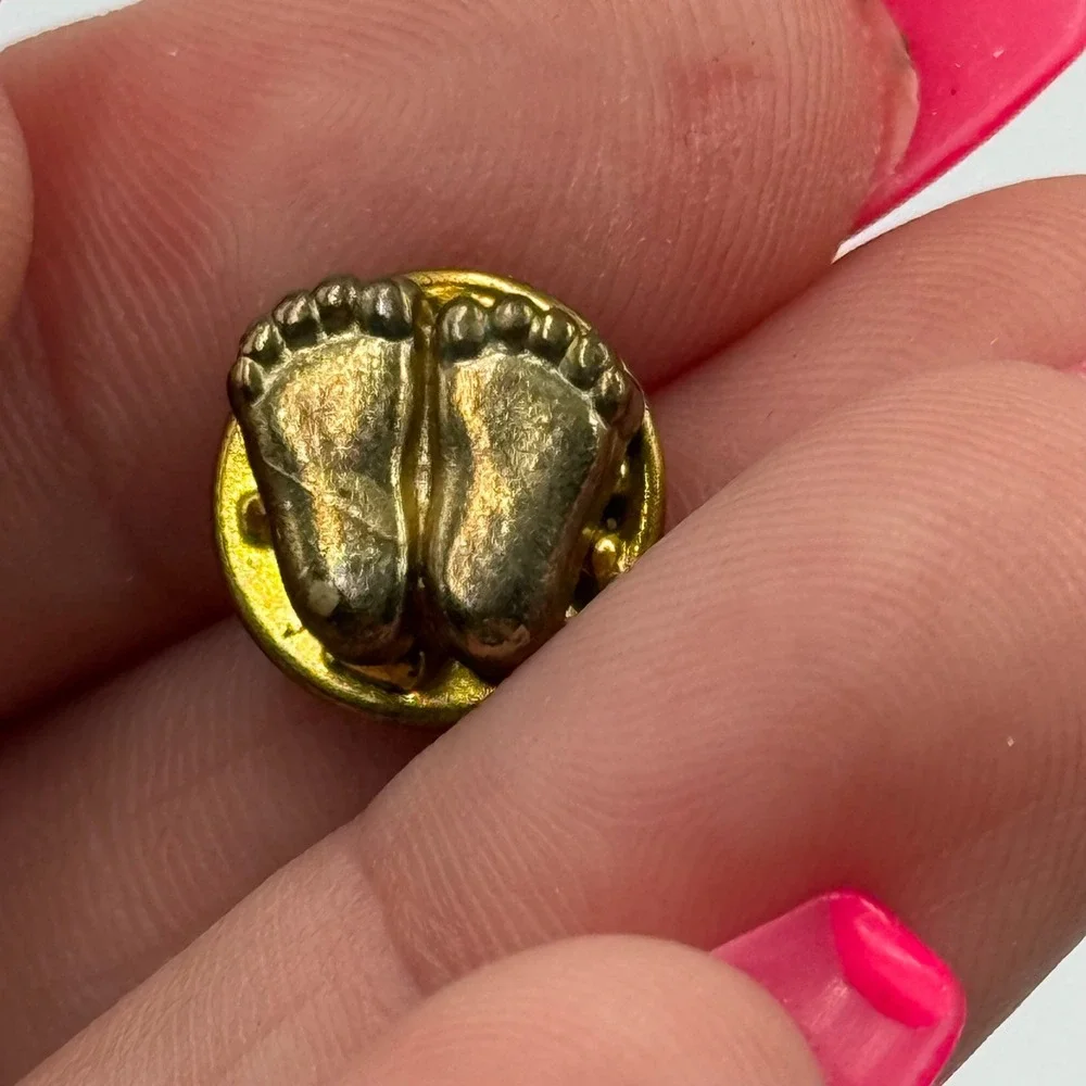✨Baby Feet Pin‎ Gold Tone Lapel Pin New Baby Gift Baby Shower Present Vintage
